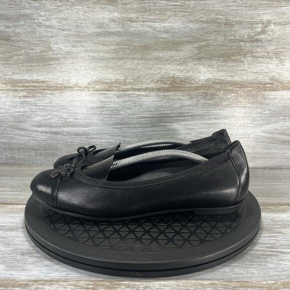 Vionic Woman’s Minna Black Leather Ballet Flats Size 8 - Picture 1 of 9